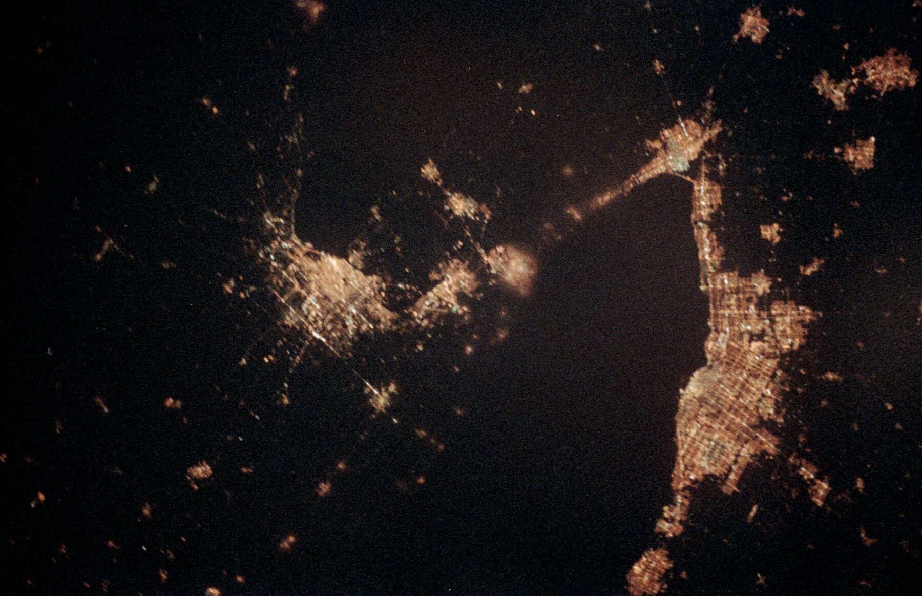Toronto, Buffalo and Niagara Falls at night photographed by astronauts